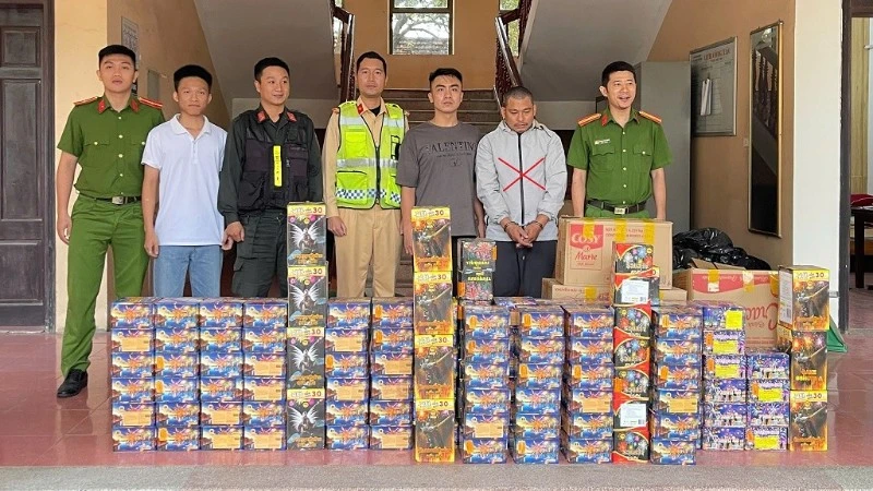 Đối tượng Nguyễn Văn Lâm (thứ 2, từ phải qua) và tang vật bị bắt giữ. (Ảnh: Công an Nghệ An)