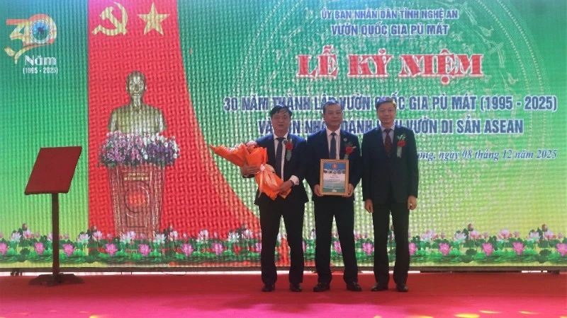 Lãnh đạo Vườn quốc gia Pù Mát đón nhận danh hiệu Vườn di sản ASEAN.