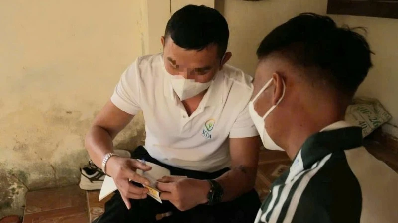 Nhân viên tiếp cận cộng đồng tại xã Quế Phong (Nghệ An) tư vấn, thuyết phục người có nguy cơ cao nhiễm HIV thực hiện xét nghiệm.