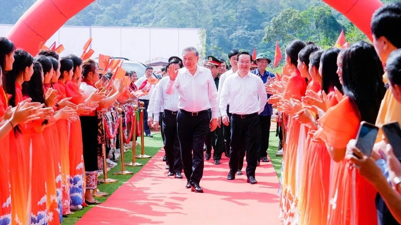 Tổng Bí thư Tô Lâm cùng các đồng chí lãnh đạo Đảng, Nhà nước, bộ, ngành Trung ương, tỉnh Nghệ An dự Lễ khởi công xây dựng Trường phổ thông nội trú liên cấp tiểu học và trung học cơ sở Na Ngoi.