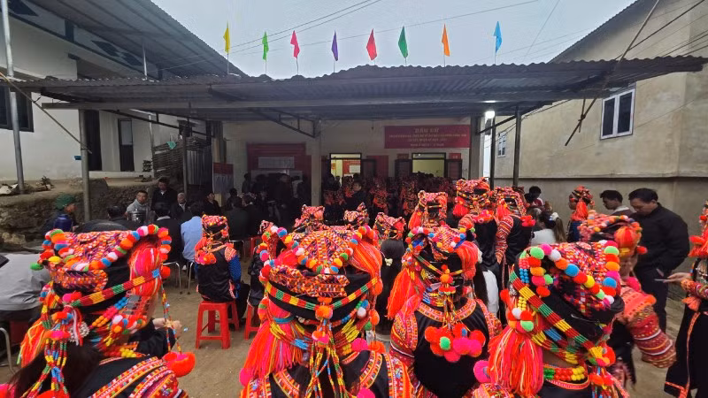 Cử tri xã biên giới Thu Lũm bỏ phiếu tại khu vực bỏ phiếu số 01 của xã. 