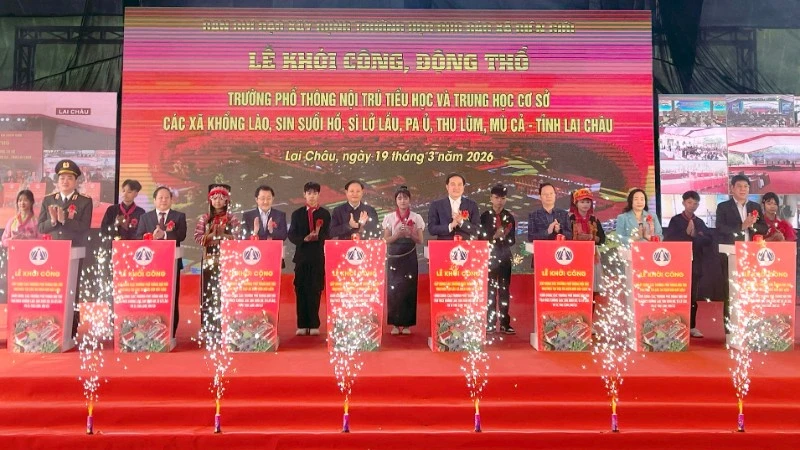 Lãnh đạo tỉnh Lai Châu dự và bấm nút khởi công các công trình.