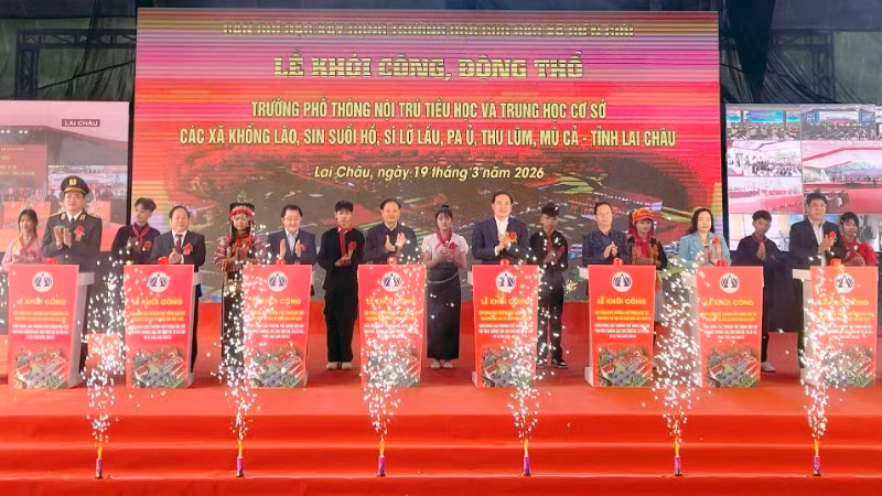 Lãnh đạo tỉnh Lai Châu dự và bấm nút khởi công các công trình.