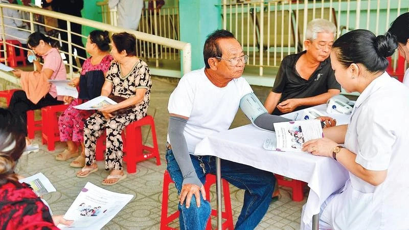 Người cao tuổi tại phường An Phú Đông đến khám sức khỏe trước khi tiêm vắc-xin phòng bệnh cúm.