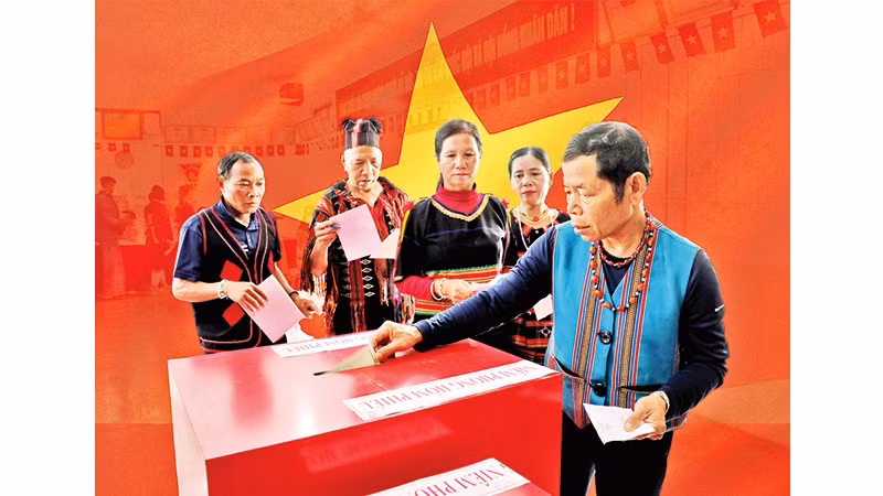 Đồng bào các dân tộc Việt Nam gửi trọn niềm tin trong lá phiếu. Ảnh: KHIẾU MINH