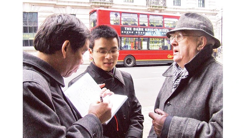 Nhà báo Văn Bắc (ngoài cùng, bên trái) trong một chuyến công tác tại Vương quốc Anh.