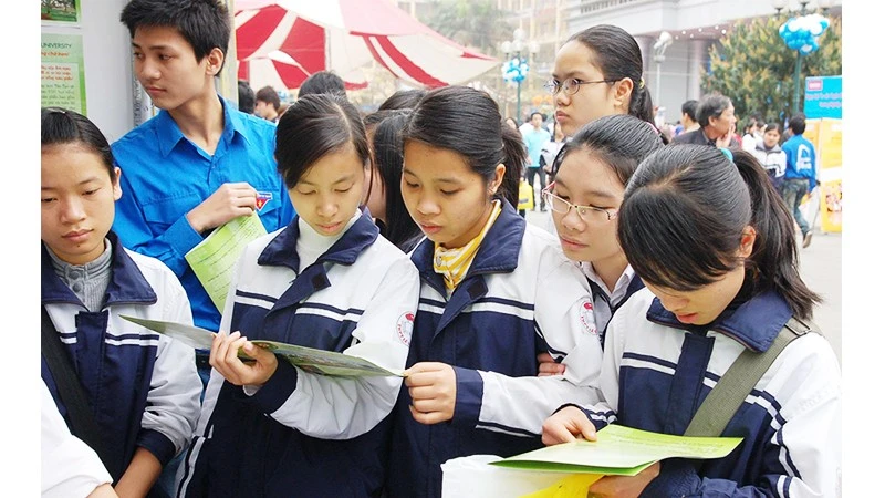 Học sinh tìm hiểu thông tin tuyển sinh của các trường đại học. Ảnh: NAM HẢI