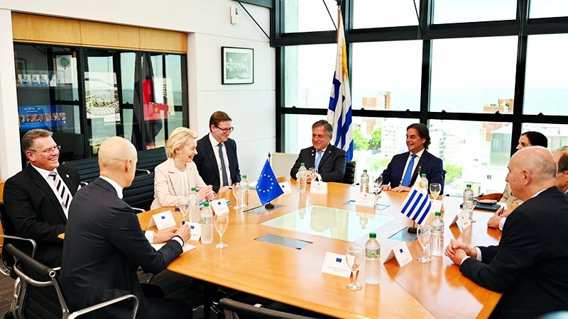 Chủ tịch EC Ursula von der Leyen (áo trắng) tại một cuộc gặp với các nhà lãnh đạo Mercosur. Ảnh: GETTY IMAGES