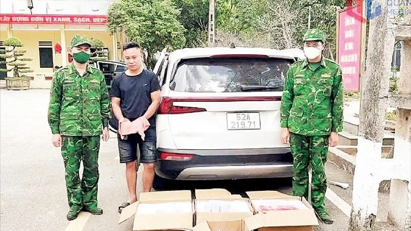 Đồn Biên phòng cửa khẩu Hoành Mô bắt giữ vụ vận chuyển trái phép 177 chiếc điện thoại iPhone các loại, cùng 18 cụm linh kiện điện thoại.