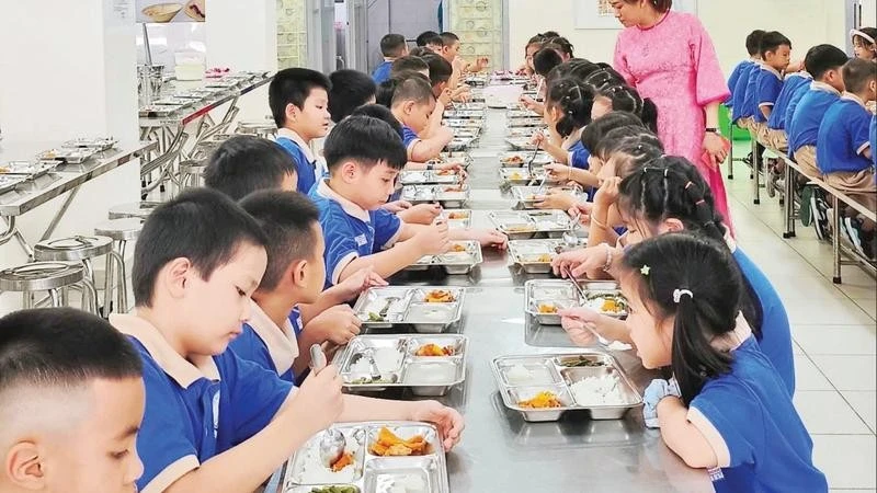 Học sinh một trường tiểu học tại Thành phố Hồ Chí Minh trong giờ ăn.