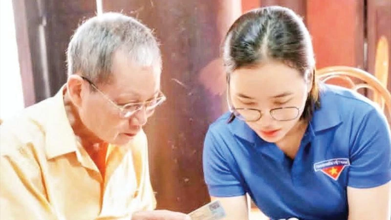 Các “Tổ công nghệ số cộng đồng” giúp cán bộ cơ sở thực hành ngay trên ứng dụng của thiết bị.