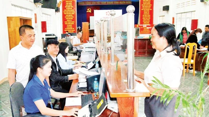 Cán bộ, công chức xã Tà Năng và cán bộ biệt phái hỗ trợ người dân thực hiện thủ tục hành chính. Lâm Đồng chào đón những du khách đầu tiên đến tham quan địa phương năm 2026.