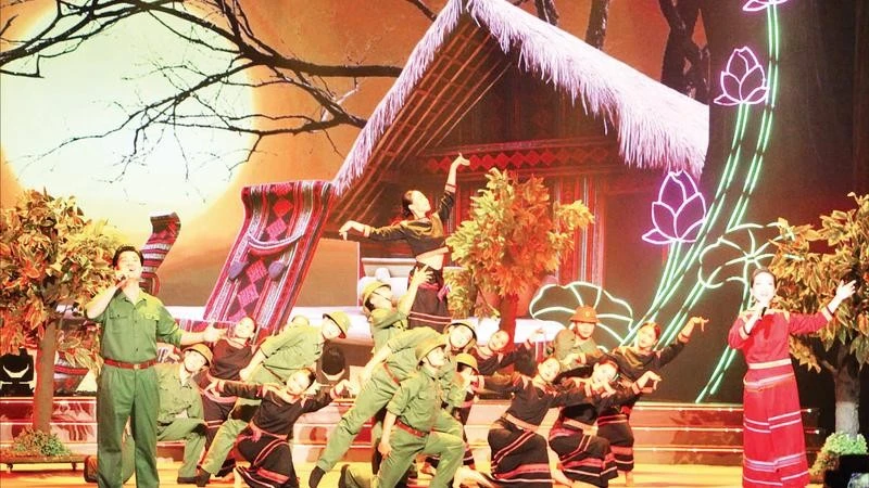 Ca sĩ Đào Mác và Nghệ sĩ Ưu tú Khánh Ngọc trình bày ca khúc “Tiếng cồng vượt thác” (Lư Nhất Vũ-Lê Giang) trong chương trình “Khúc hát ân tình”. (Ảnh MẠNH HẢO)