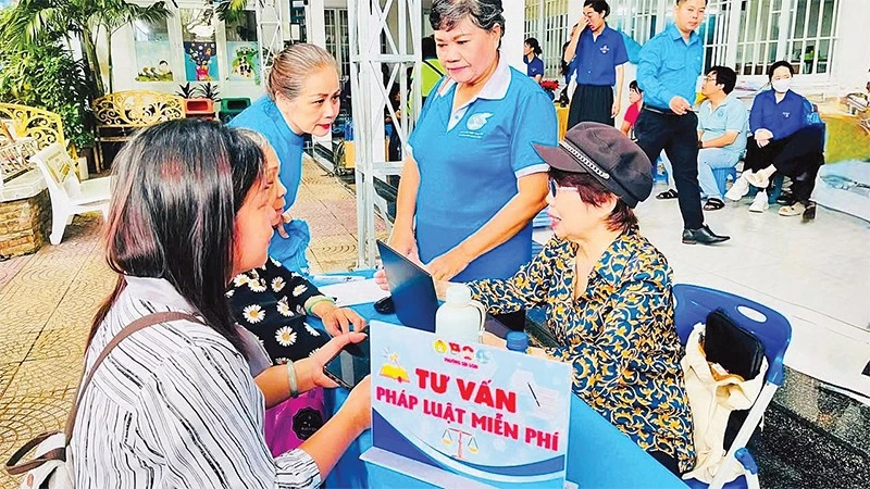 Cô Hoàng Thị Lợi tham gia tư vấn pháp luật miễn phí cho bà con.