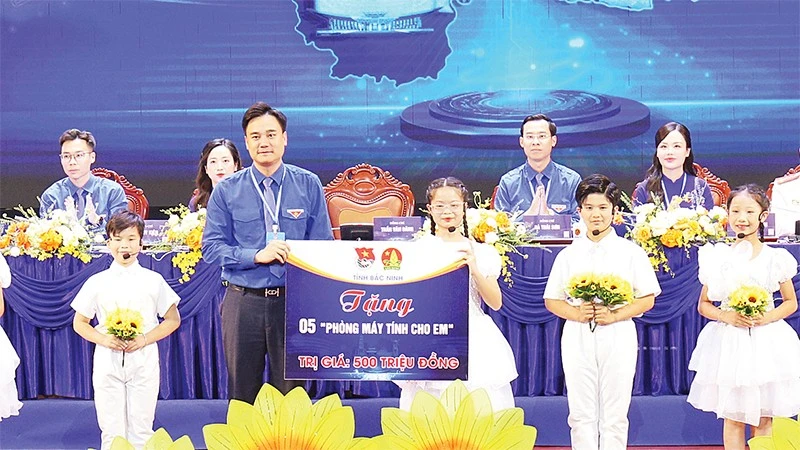 Tỉnh đoàn Bắc Ninh trao 5 “phòng tin học cho em” tặng thiếu nhi.