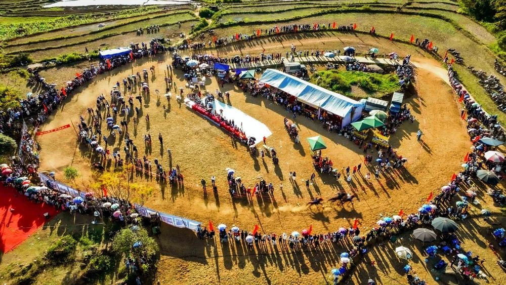 Toàn cảnh đường đua của những chú ngựa thồ của đồng bào người Mông xã Tả Lèng.