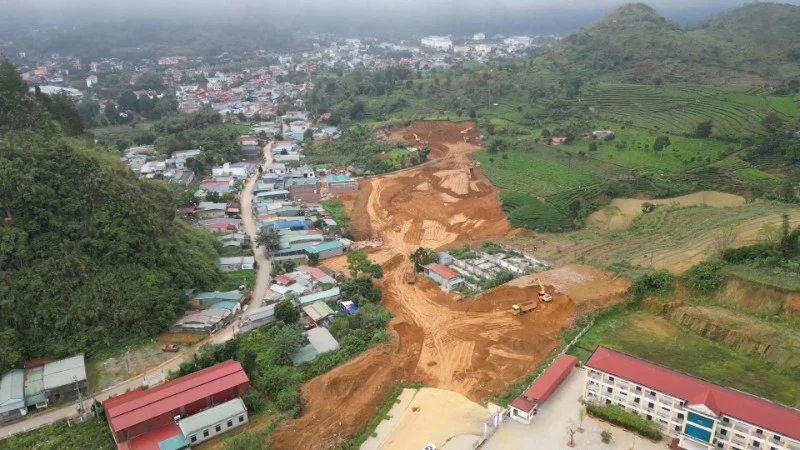 Tuyến đường nối từ trụ sở Ủy ban nhân dân phường Đoàn Kết (cũ) đến đường số 17, phường Quyết Thắng (cũ), đang được gấp rút thi công.