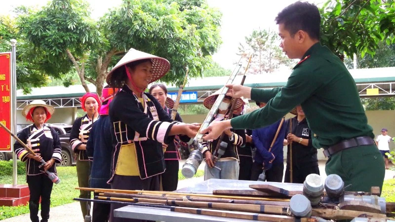Người dân tự nguyện giao nộp vũ khí, vật liệu nổ cho cơ quan chức năng sau khi được tuyên truyền vận động.