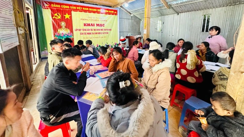 Xã Pa Tần tổ chức lớp học tiếng dân tộc Mảng theo hình thức truyền miệng cho lớp trẻ.