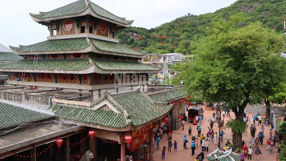 Một góc Miếu Bà Chúa Xứ bên triền núi Sam.