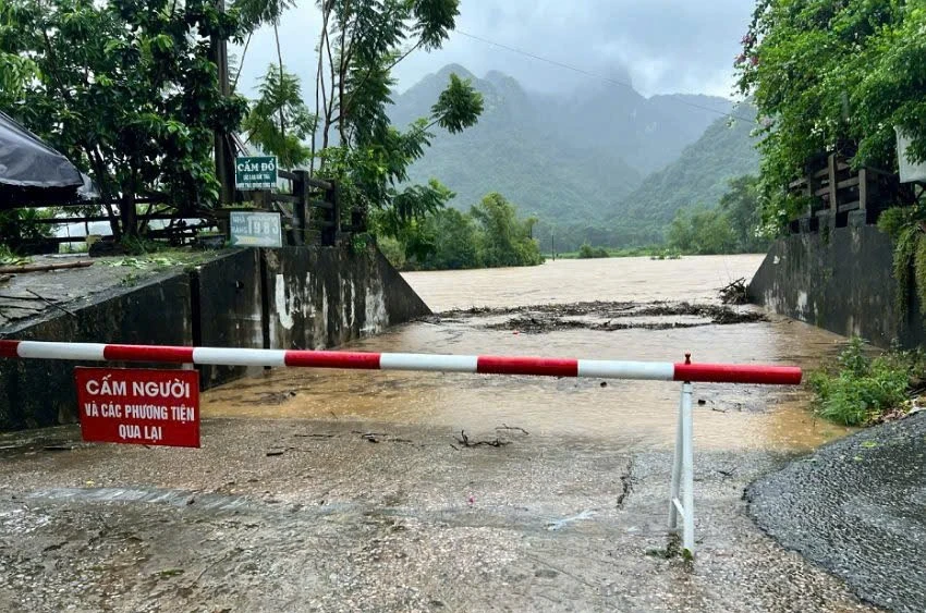 Các khu vực nguy hiểm đều được chính quyền địa phương cảnh báo người dân.