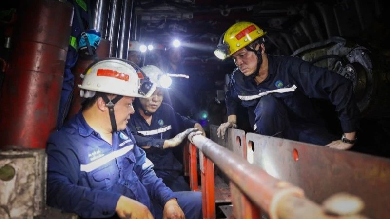 Cán bộ, công nhân Công ty Than Nam Mẫu lắp đặt hệ thống lò chợ cơ giới hóa NM I-6-1B.