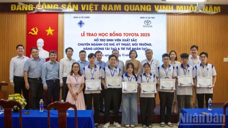 Công ty Ô-tô Toyota Việt Nam cùng các đại lý phối hợp với Bộ Giáo dục và Đào tạo triển khai và trao tặng Học bổng Toyota cho 123 sinh viên xuất sắc thuộc các chuyên ngành cơ khí, kỹ thuật, môi trường, trí tuệ nhân tạo của các trường đại học.