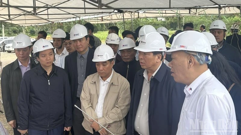 Bộ trưởng Xây dựng Trần Hồng Minh dẫn đầu Đoàn công tác kiểm tra, thị sát công trường thi công hai dự án đường cao tốc Đồng Đăng-Trà Lĩnh và Hữu Nghị-Chi Lăng.