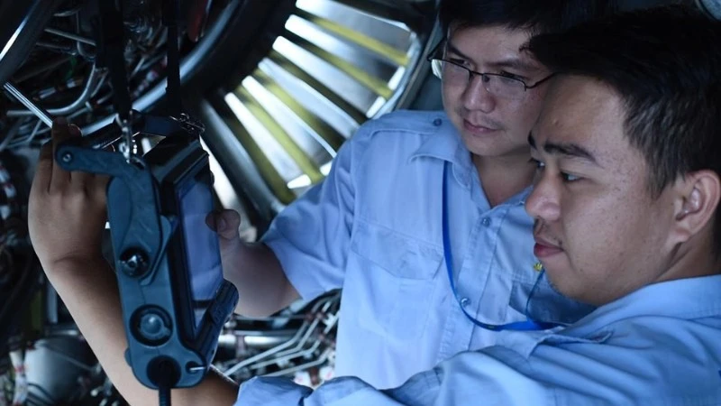 Đội ngũ kỹ thuật (VAECO) đang dốc toàn lực thực hiện cập nhật phần mềm cho khoảng 20 tàu bay bị ảnh hưởng. Với thời gian xử lý kỹ thuật trung bình khoảng 1 giờ/tàu bay, hãng dự kiến sẽ hoàn tất toàn bộ công tác này ngay trong ngày 29/11.