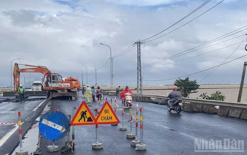 Sụt nền đường trên tuyến quốc lộ 1, tại km1.309+300 đoạn qua địa bàn phường Tuy Hòa (tỉnh Đắk Lắk). 