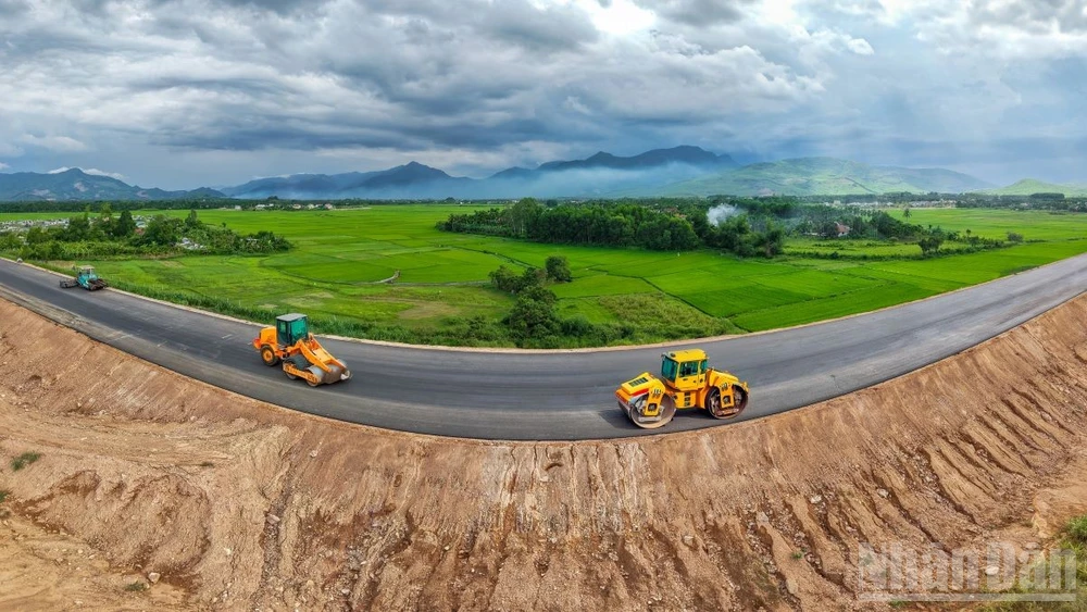 Tuyến cao tốc Quảng Ngãi-Hoài Nhơn đang tiến rất gần đến ngày “về đích”, sẵn sàng thông xe đúng dịp 19/12/2025 theo chỉ đạo của Chính phủ.