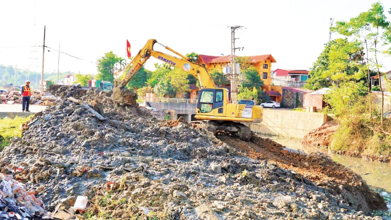 Suối Mỏ Bạch-Làng Đanh đang được nạo vét, mở rộng để tăng lưu lượng thoát nước.