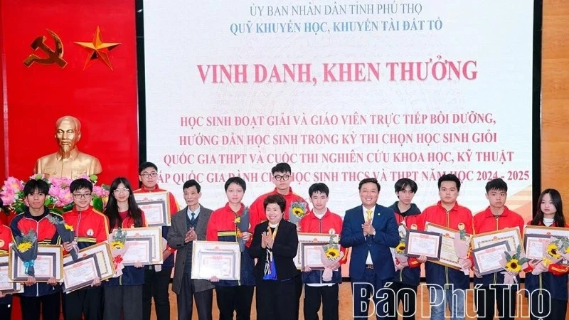 Khen thưởng các học sinh đạt thành tích cao trong các kỳ thi quốc gia. (Ảnh: Lê Minh, Báo và Phát thanh truyền hình Phú Thọ).