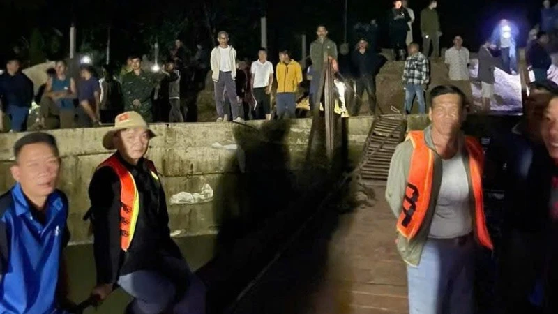 Lực lượng chức năng và người dân nỗ lực tìm kiếm nạn nhân mất tích ngay trong đêm.