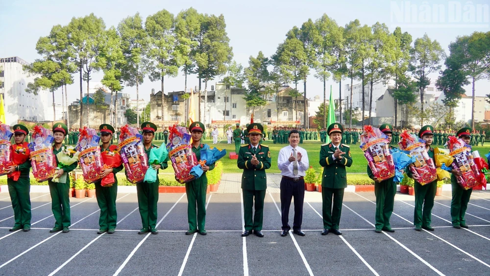 Thủ trưởng Bộ Tư lệnh Quân khu 7 và Bộ Tư lệnh Thành phố Hồ Chí Minh trao quà cho quân nhân xuất ngũ.