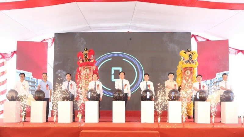 Chủ tịch Ủy ban nhân dân tỉnh Phú Thọ Trần Duy Đông và các đại biểu thực hiện nghi thức bấm nút khởi công Dự án nhà ở xã hội cao tầng NO3.