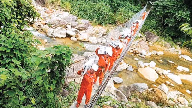 Nỗ lực đưa điện đến các bản làng vùng sâu ở xã Trà Tập.