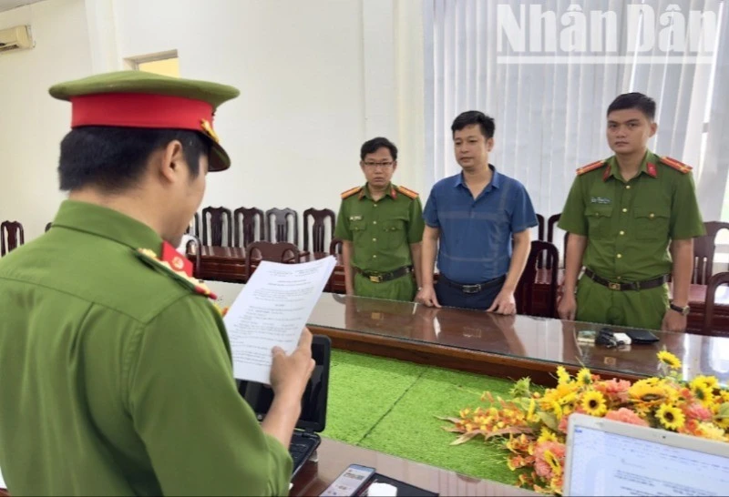 Cơ quan Cảnh sát điều tra Công an tỉnh Bạc Liêu tống đạt quyết định khởi tố bị can Đỗ Huy Bình. (Ảnh: TRỌNG NGUYỄN)