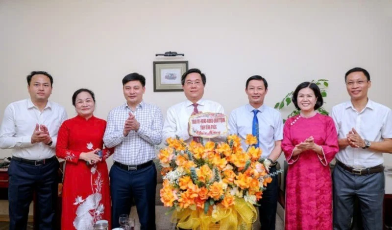 Chủ tịch Ủy ban nhân dân tỉnh Trần Duy Đông thăm, chúc mừng Văn phòng đại diện Báo Nhân Dân.