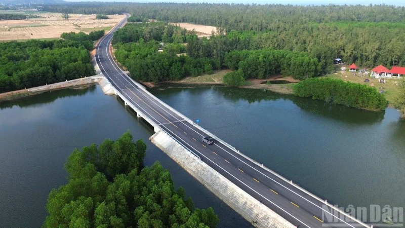 Tỉnh Quảng Ngãi yêu cầu tập trung giải ngân nhanh, giải ngân sớm, giải ngân hiệu quả các nguồn vốn ngay từ đầu năm, phấn đấu tỷ lệ giải ngân năm 2026 đạt tối thiểu 95% kế hoạch được giao.