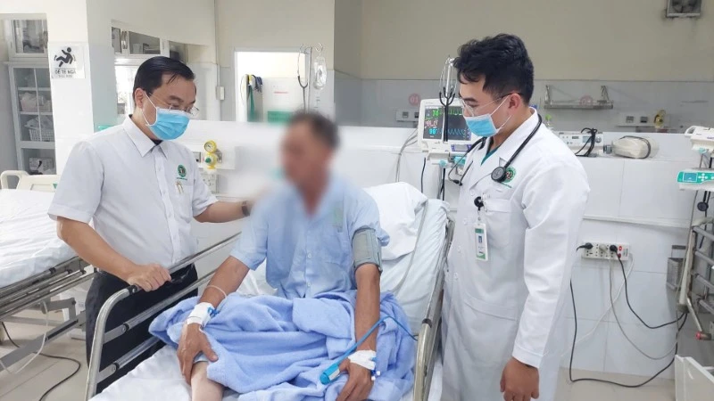 Bác sĩ Bệnh viện Lê Văn Thịnh thăm khám bệnh nhân T. (Ảnh: Bệnh viện cung cấp).