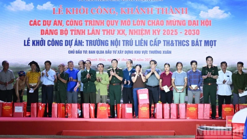Thủ tướng Chính phủ Phạm Minh Chính tặng quà cho các hộ dân có hoàn cảnh khó khăn trên địa bàn 2 xã Yên Nhân và Bát Mọt tại lễ khánh thành. (Ảnh: TRẦN HẢI)
