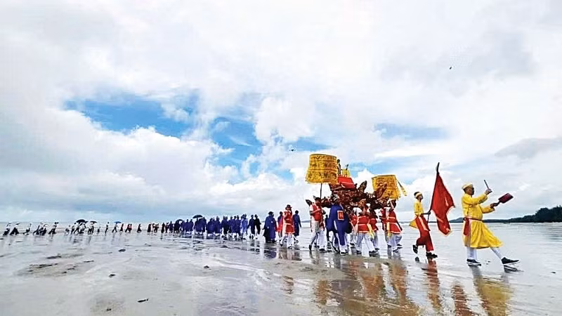 Rước kiệu trong lễ hội ở Trà Cổ. (Ảnh: TTXVN)