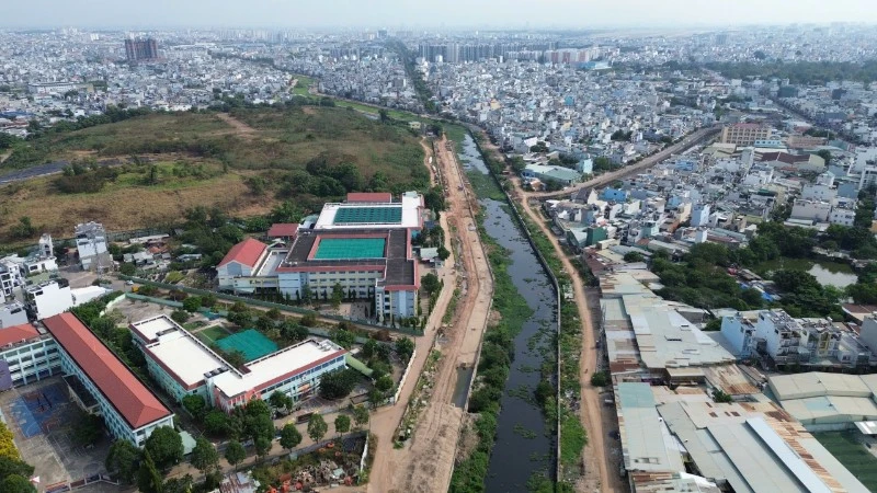Công trình kênh Tham Lương-Bến Cát-rạch Nước Lên hoàn thành các hạng mục chính đạt khoảng 65% tiến độ, hiện đã hình thành trục đường giao thông dọc 2 bên tuyến kênh. (Ảnh: VÕ LÊ)