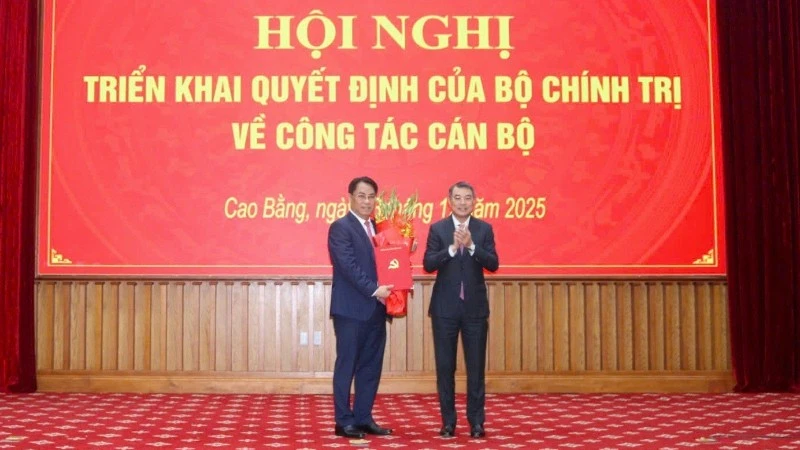 Đồng chí Lê Minh Hưng, Trưởng Ban Tổ chức Trung ương trao quyết định và tặng hoa chúc mừng đồng chí Phan Thăng An.