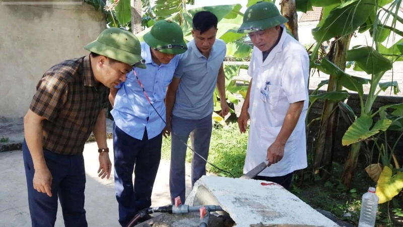 Lãnh đạo CDC Hà Tĩnh kiểm tra công tác phòng chống dịch sốt xuất huyết tại phường Sông Trí