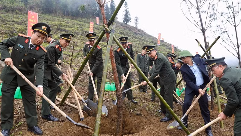 Các đại biểu cùng đông đảo cán bộ, chiến sĩ Cục Kế hoạch-Tài chính và Công an tỉnh Sơn La tham gia trồng cây.