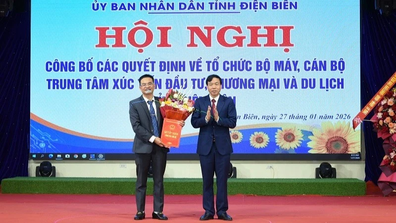 Đồng chí Lê Văn Lương, Chủ tịch Ủy ban nhân dân tỉnh Điện Biên trao quyết định thành lập trung tâm và quyết định bổ nhiệm Giám đốc trung tâm cho đồng chí Lý Thanh Tiềm.
