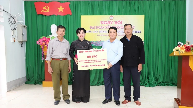 Bí thư Tỉnh ủy Tuyên Quang Hầu A Lềnh trao tiền hỗ trợ làm nhà mới cho 7 hộ nghèo thôn Bản Hình.