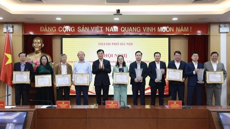 Bí thư Thành ủy Hà Nội Nguyễn Duy Ngọc tặng Bằng khen cho các tập thể có thành tích xuất sắc trong giải phóng mặt bằng đường Vành đai 1, đoạn Hoàng Cầu-Voi Phục.